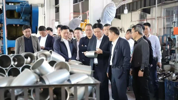 娄底市政协主席梁立坚调研DB官方网站钛产业